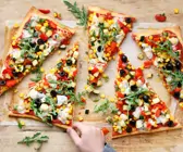 Blech-Pizza mit Gemüse