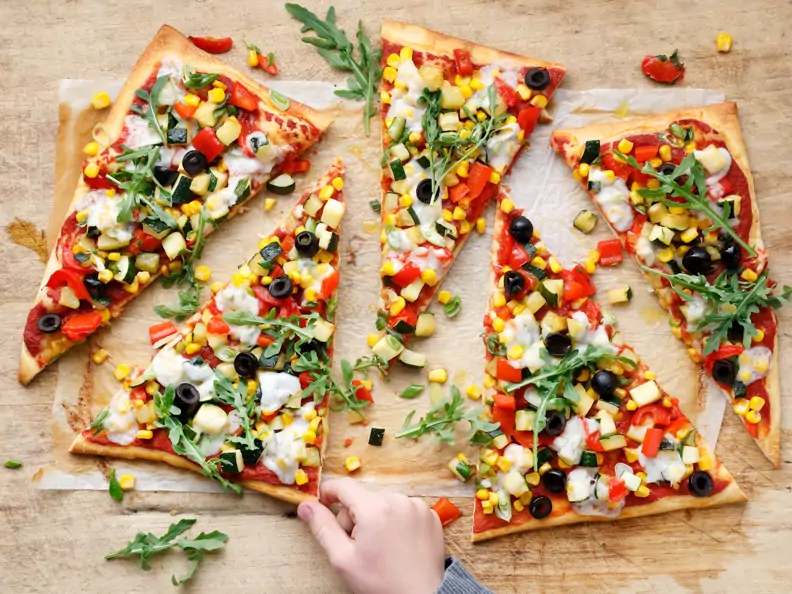 Blech-Pizza mit Gemüse