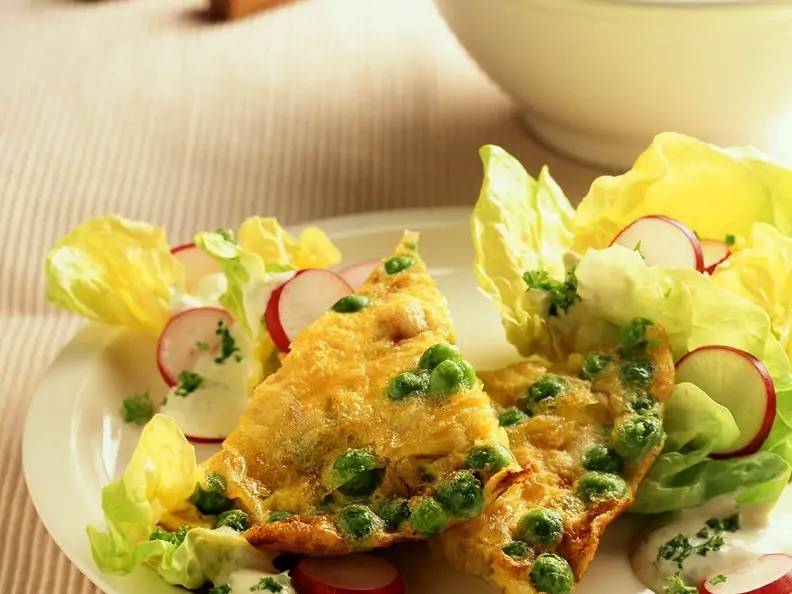 Omelett mit Erbsen und Kartoffeln