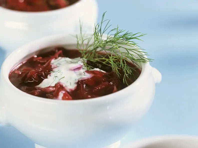 Rote-Bete-Suppe mit Sauerrahm