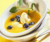 Pfirsichsuppe mit Grießklößchen
