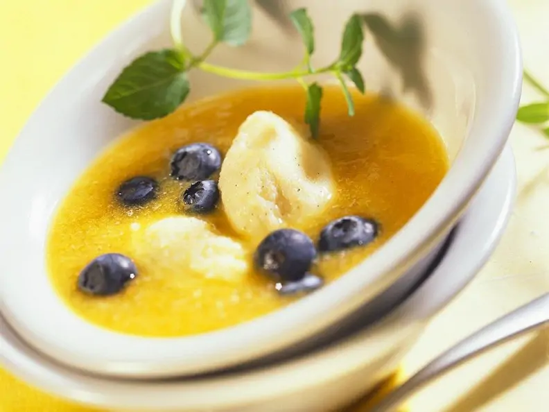 Pfirsichsuppe mit Grießklößchen