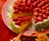 Möhrenkuchen mit Erdbeeren