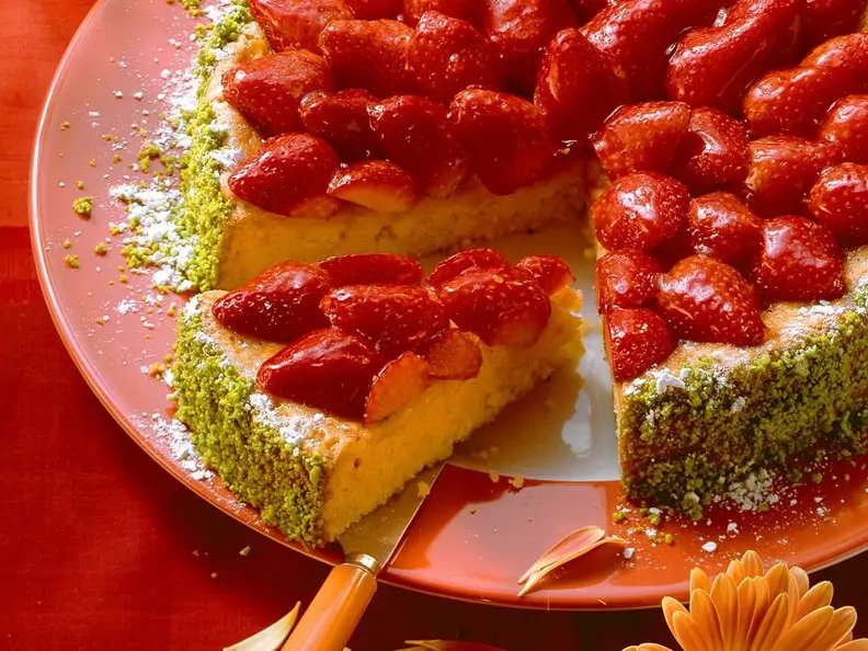 Möhrenkuchen mit Erdbeeren