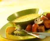 Käsefondue mit Brot, Früchten und Pilzen