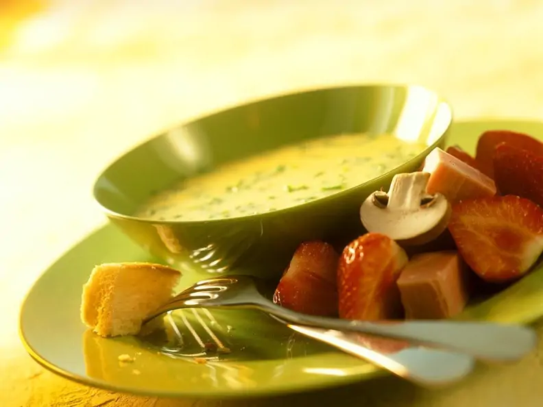 Käsefondue mit Brot, Früchten und Pilzen