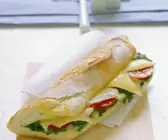 Gebackenes Baguette mit Tomaten, Spinat und Käse