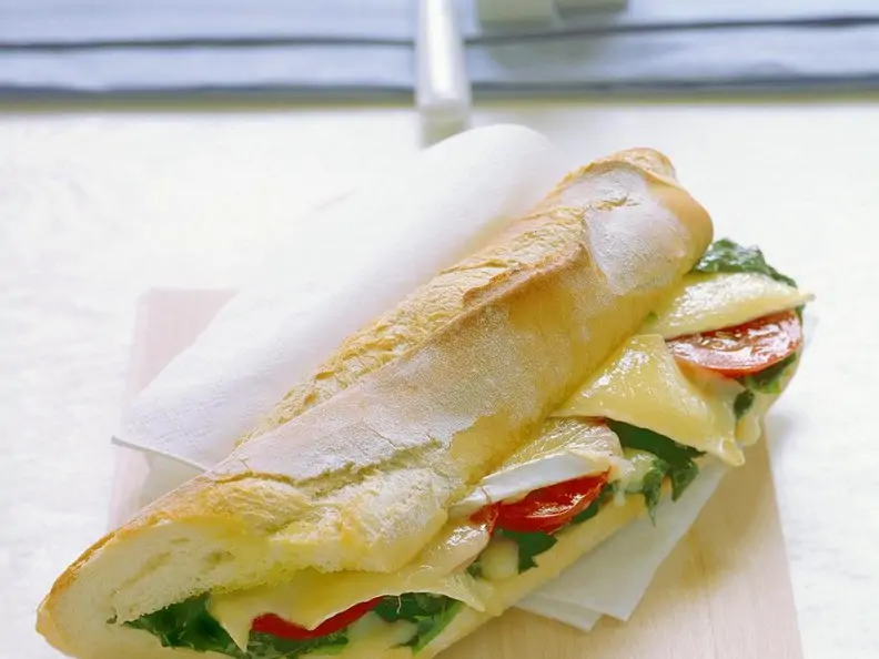 Gebackenes Baguette mit Tomaten, Spinat und Käse