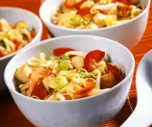 Gebratene Nudeln mit Gemüse und Tofu
