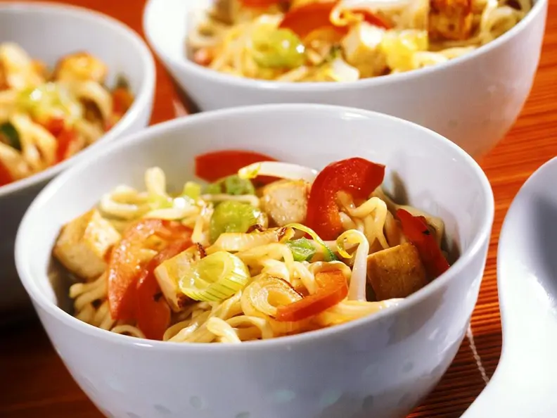Gebratene Nudeln mit Gemüse und Tofu