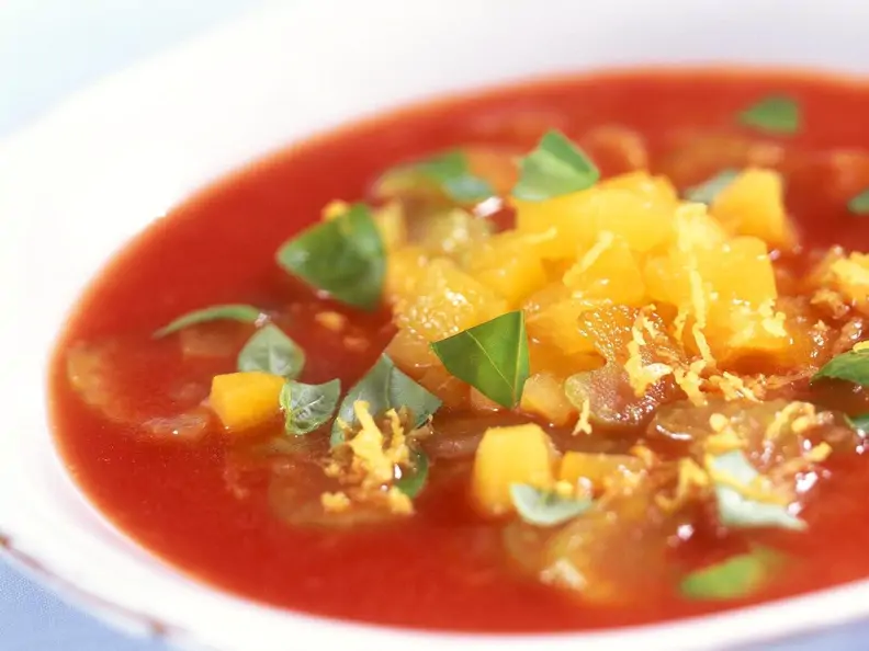 Kalte Tomatensuppe mit Aprikosen