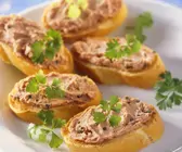 Geflügelleberaufstrich auf Baguette