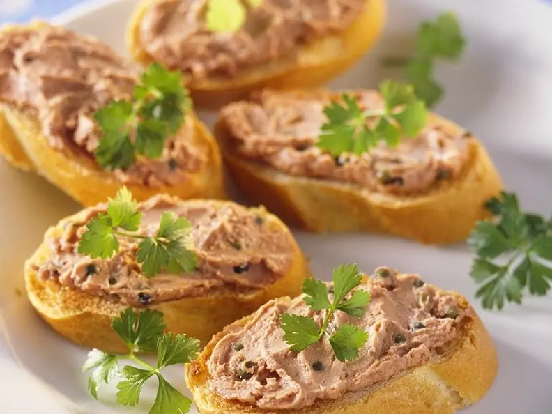 Geflügelleberaufstrich auf Baguette