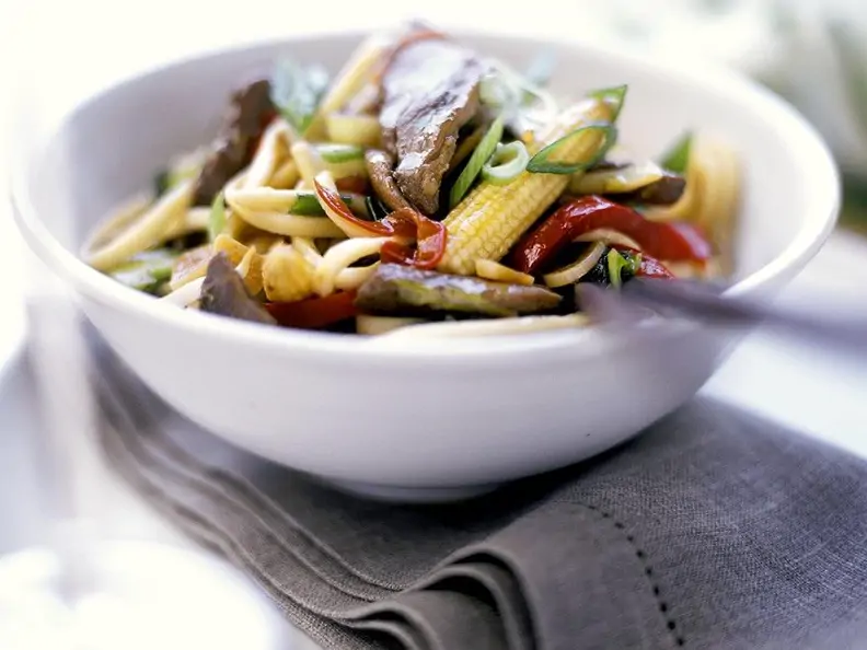 Asia-Nudeln mit Rind und Gemüse