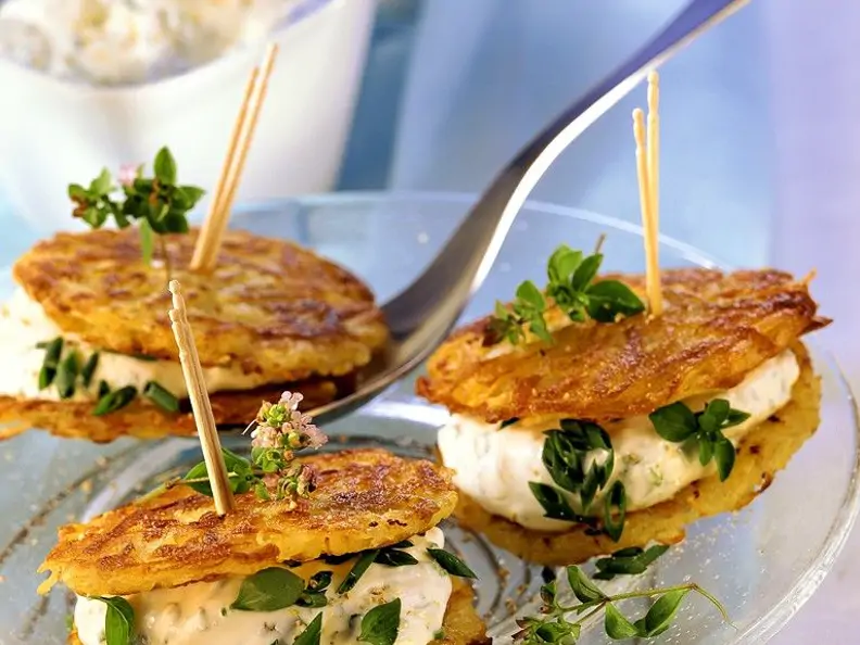 Kartoffelküchlein mit Kräuterquark
