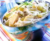 Weißkrautslat mit Früchten