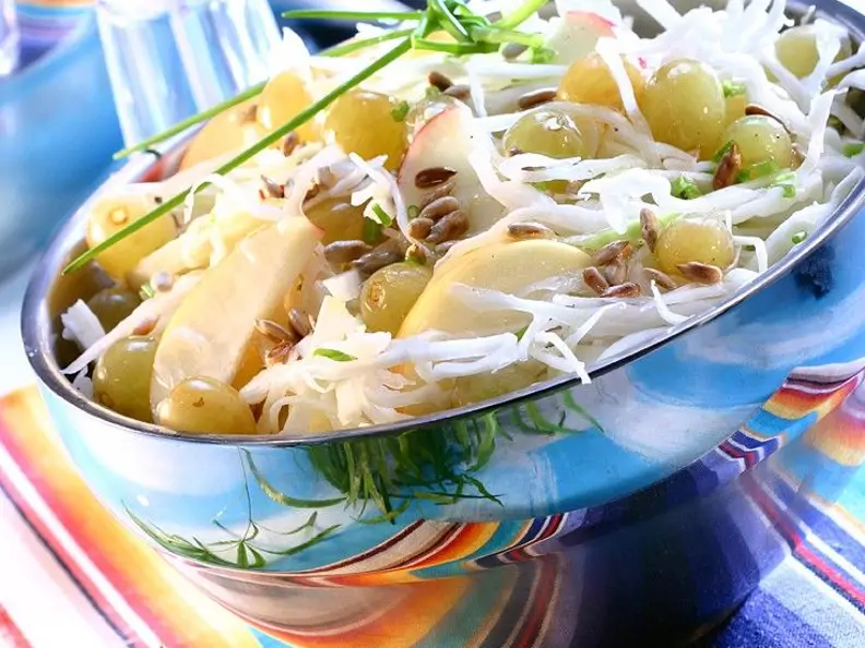 Weißkrautslat mit Früchten