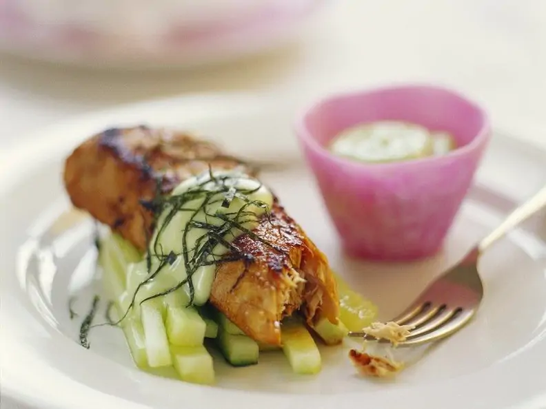 Gebratener Thunfisch mit Gurken