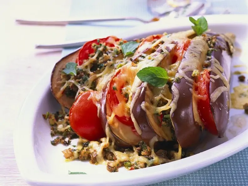 Auberginen-Tomaten-Gratin mit Champignons