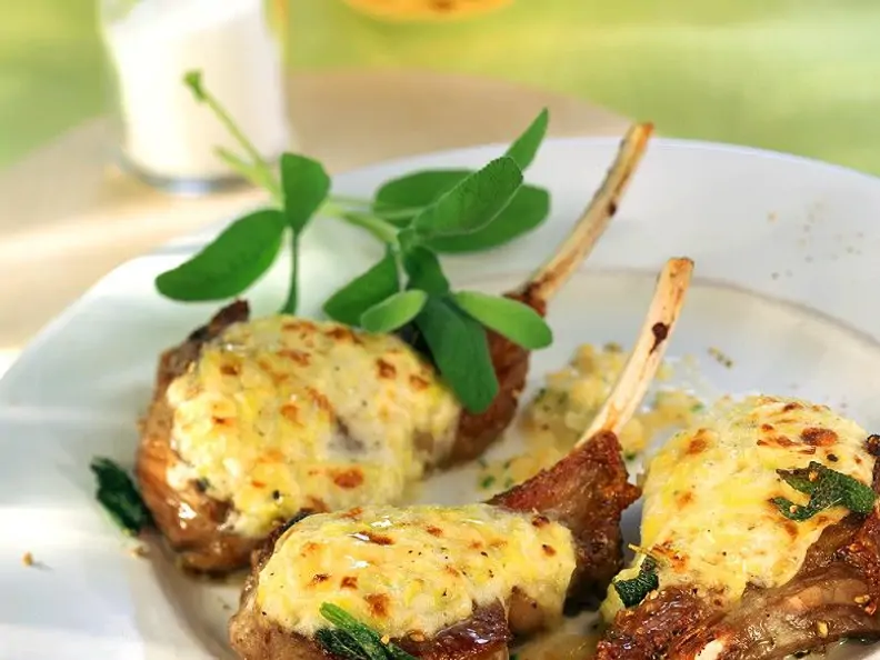 Lammchops mit Käse gratiniert