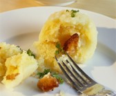 Kartoffelknödel mit Croutons gefüllt