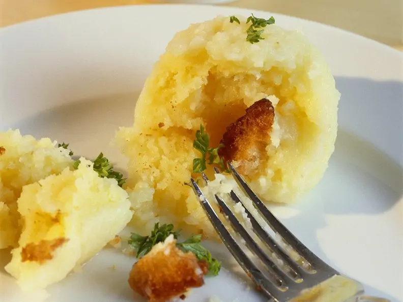 Kartoffelknödel mit Croutons gefüllt