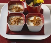 Vanillecreme mit Obstspießen