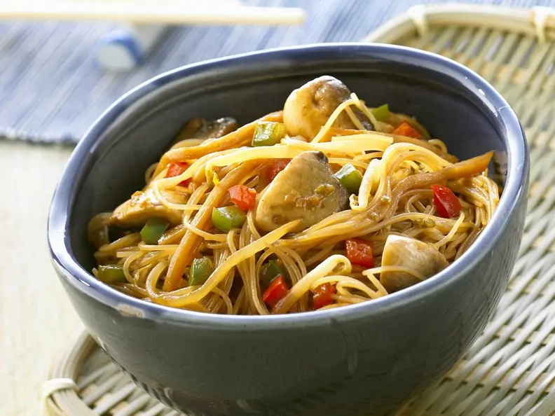 Glasnudeln mit Gemüse aus dem Wok