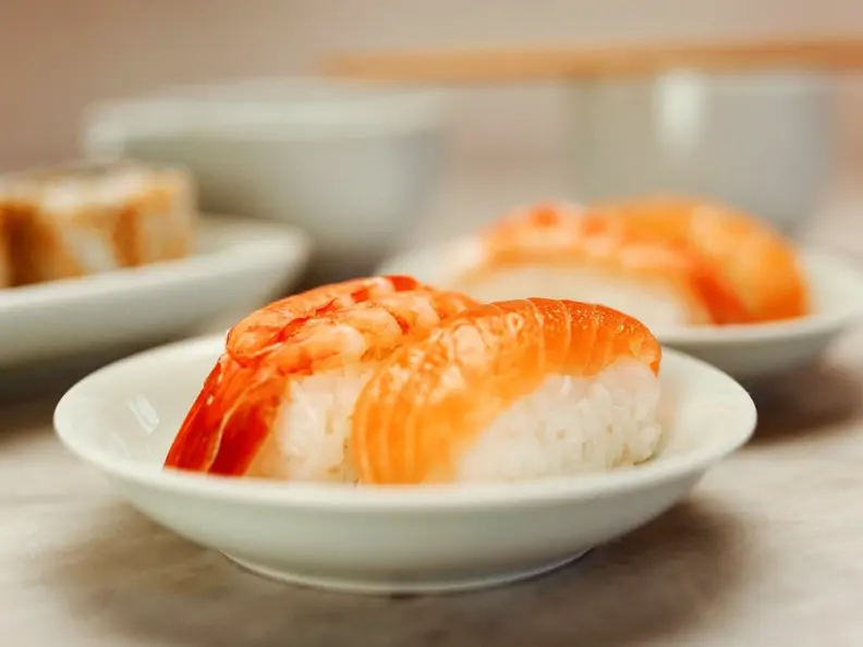 Lachs- und Garnelen-Nigiri