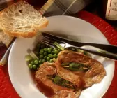 Saltimbocca mit Erbsengemüse