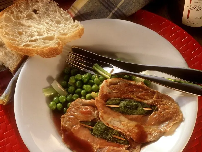 Saltimbocca mit Erbsengemüse
