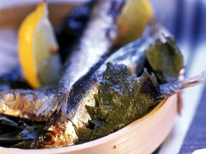 Sardinen im Weinblatt gegrillt