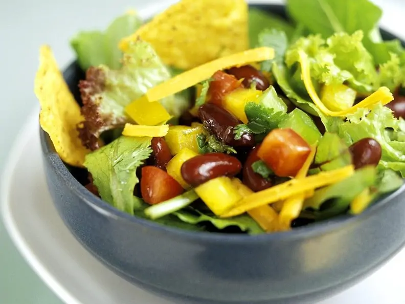 Salat mit Bohnen und Käse