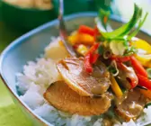 Entenbrust mit Gemüse und Erdnusssauce