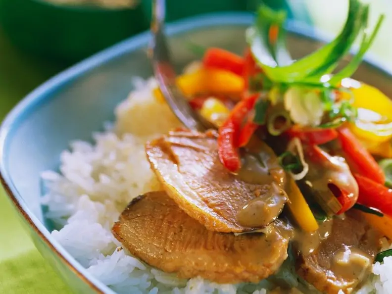 Entenbrust mit Gemüse und Erdnusssauce