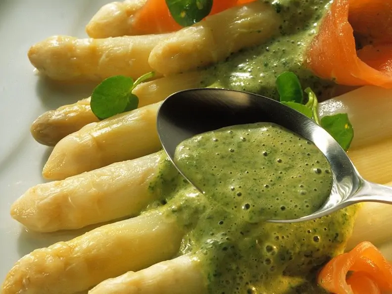 Spargel mit Kräutersauce