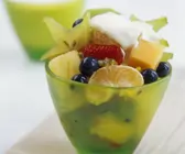 Fruchtsalat mit Sahnetuff