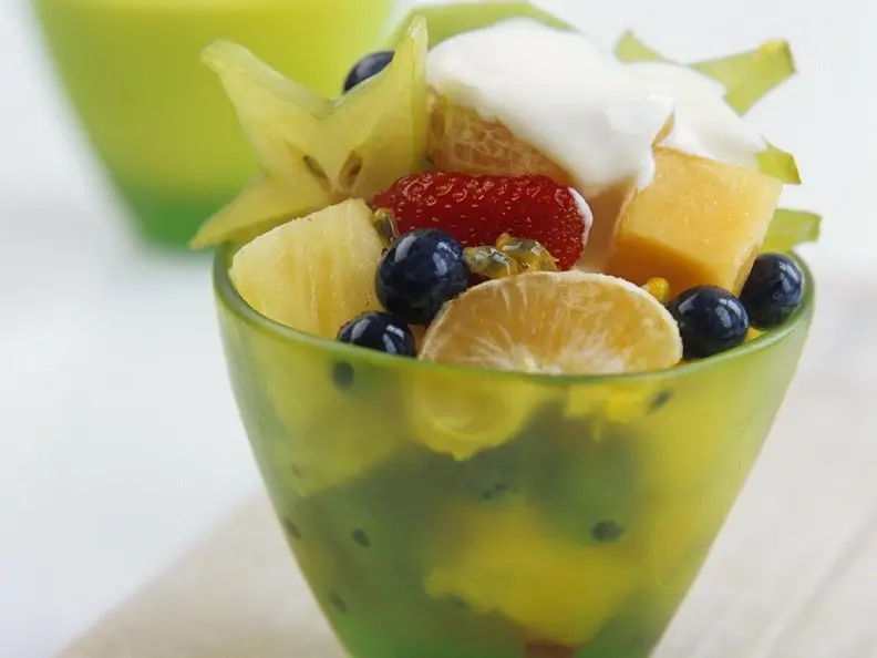 Fruchtsalat mit Sahnetuff