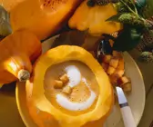 Kürbiscremesuppe im Kürbis mit Croutons