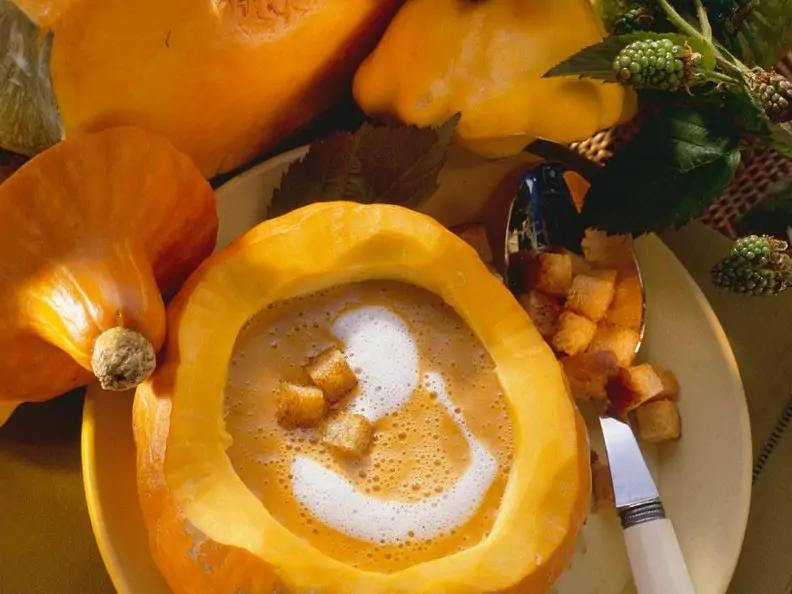 Kürbiscremesuppe im Kürbis mit Croutons