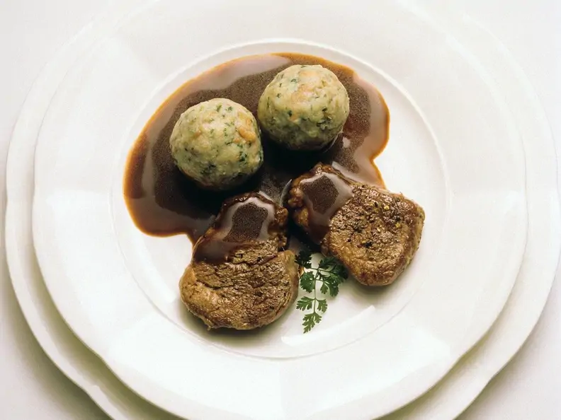 Schweinemedaillons mit Semmelknödeln