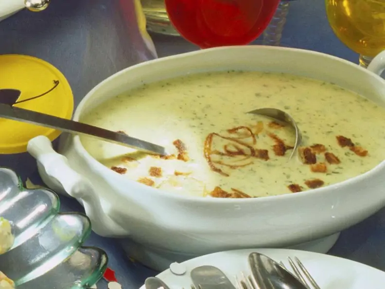 Kressesuppe mit Zwiebelringen und Croutons