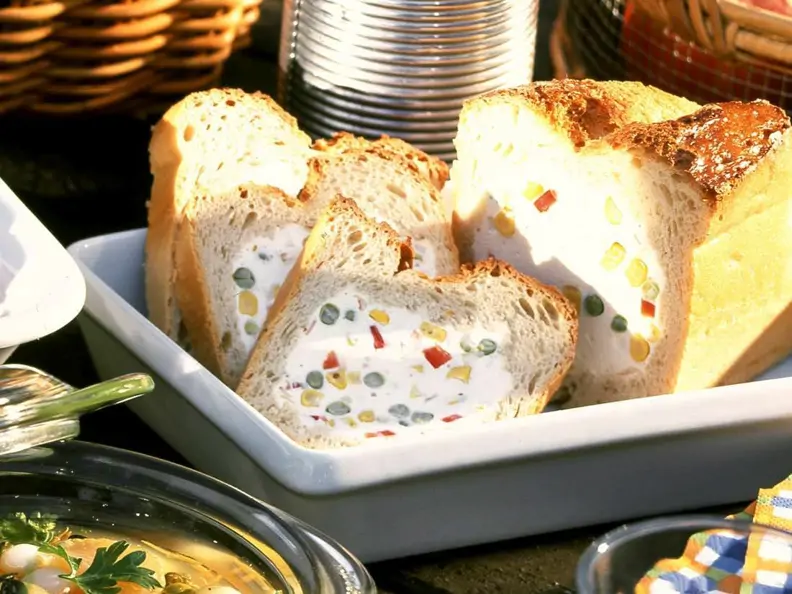 Mosaikbrot mit Frischkäse-Paprika-Füllung