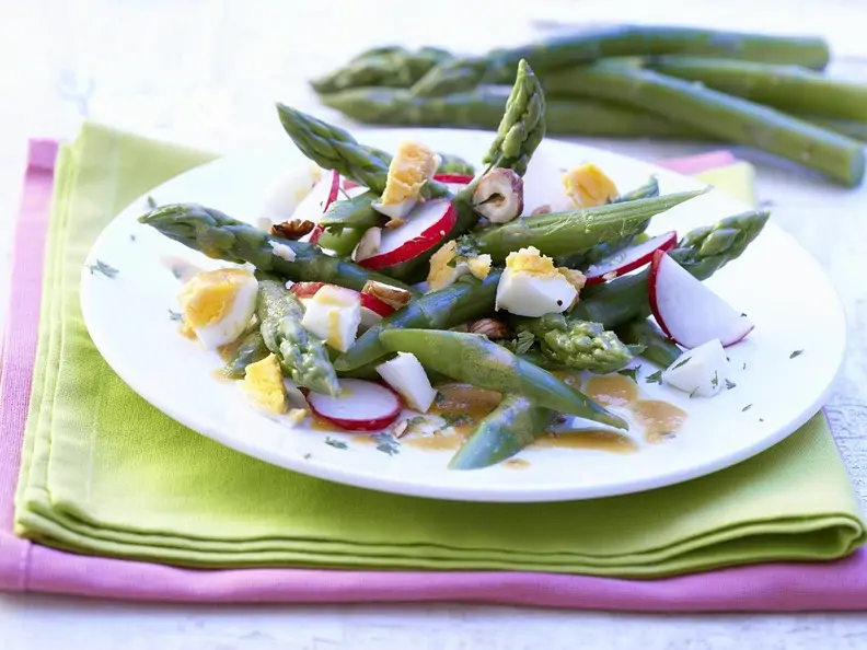 Spargelsalat mit Ei und Radieschen