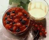 Rote Grütze mit Vanillesauce