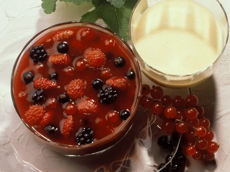 Rote Grütze mit Vanillesauce