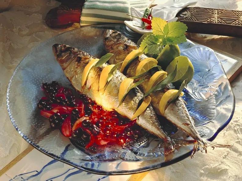 Räuchermakrelen mit Johannisbeer-Schalottensauce