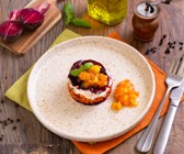 Mediterrane Rote-Bete-Reis-Türmchen mit Aprikosen-Paprika-Salsa