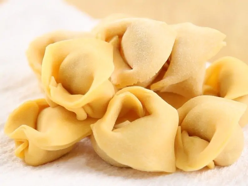 Tortellini mit Hackfleischsauce zubereiten
