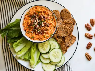 Buffalo-Pimento-Cheese-Dip mit Pekannusskernen